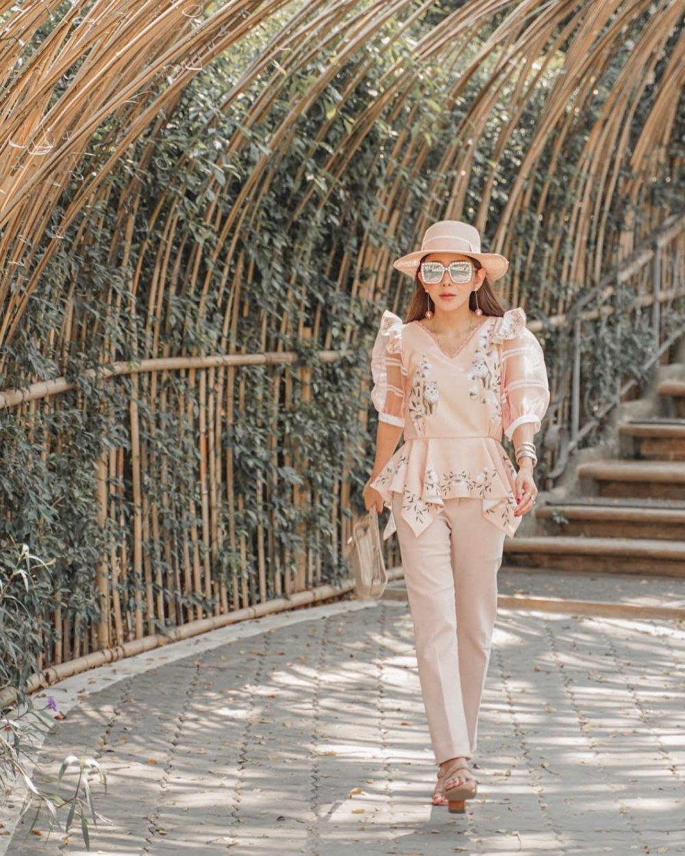 10 Style Fashion Warna Peach yang Akan Membuatmu Tampil Manis