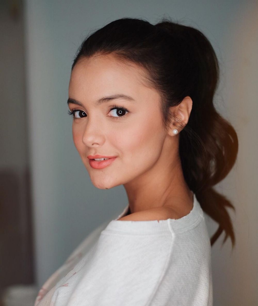 10 Potret Manis Amanda Rawles dengan Makeup Natural, Cantik!