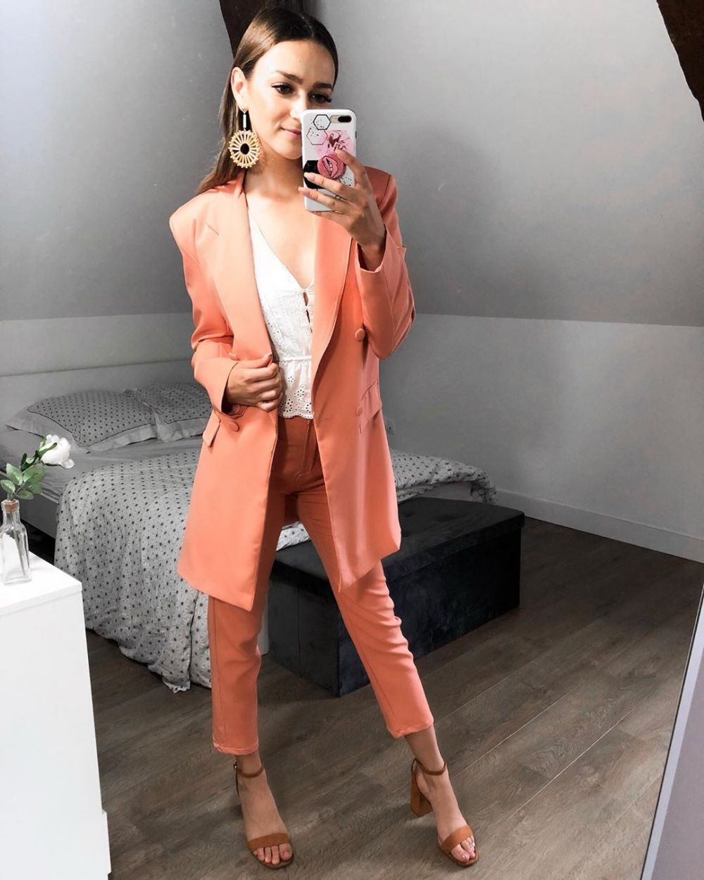 10 Style Fashion Warna Peach yang Akan Membuatmu Tampil Manis