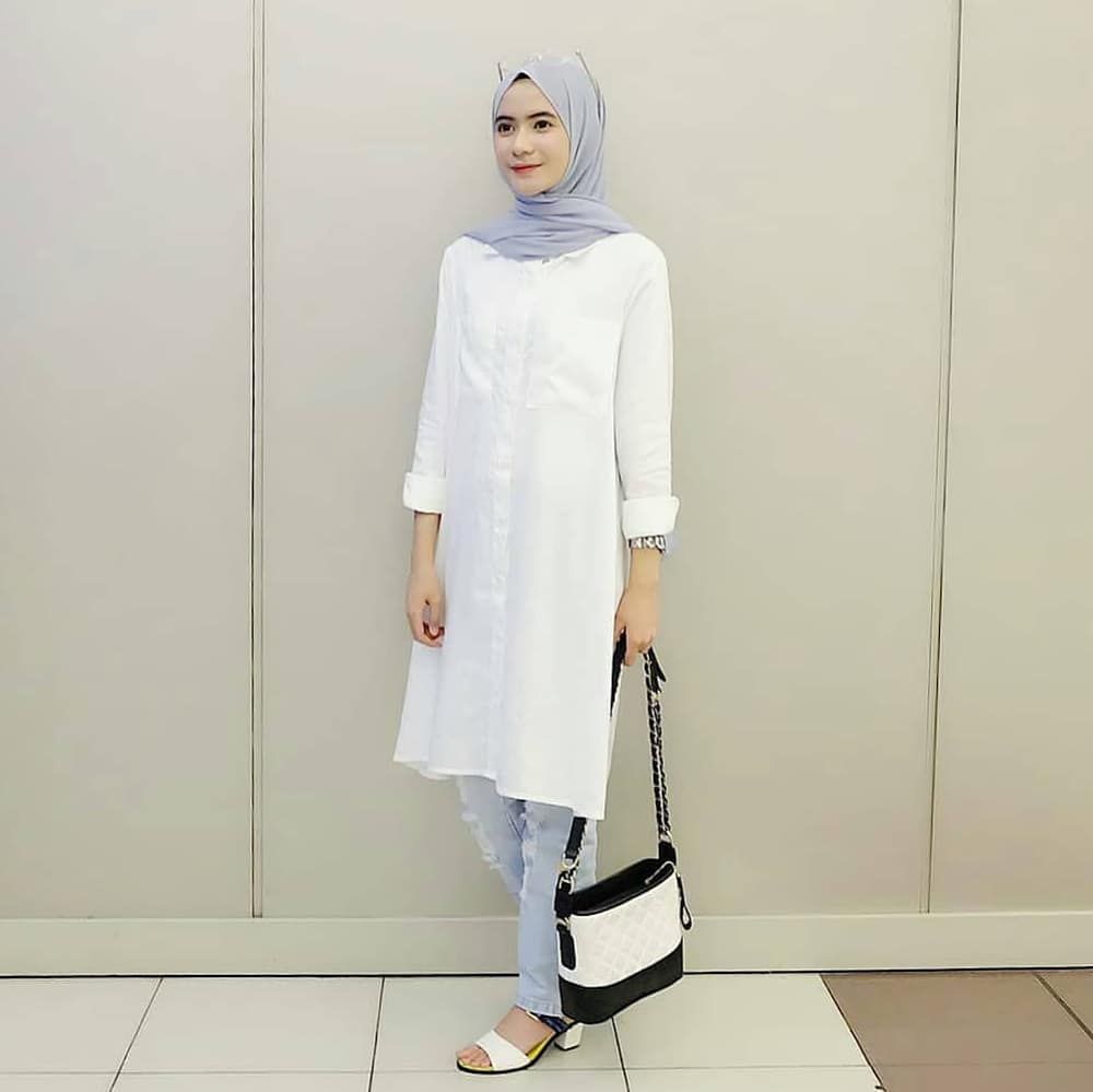 10 Ide Padu Padan OOTD  Hijab  dengan Kemeja  Putih  Simpel 