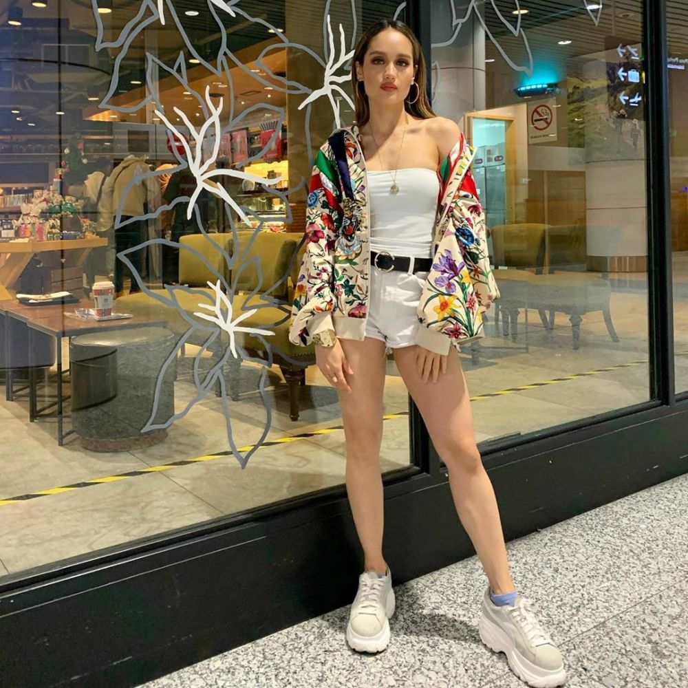 10 Ide OOTD  Pakai Sepatu Sneakers ala Cinta Laura Kece 