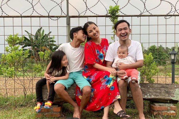 10 Harga Fantastis Sandal Ruben Onsu & Sarwendah yang Bikin Melongo
