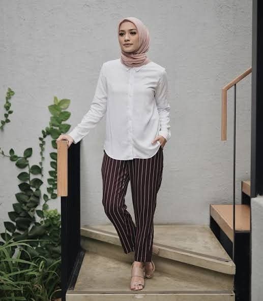 10 Ide Padu Padan OOTD Hijab dengan Kemeja Putih, Simpel nan Elegan