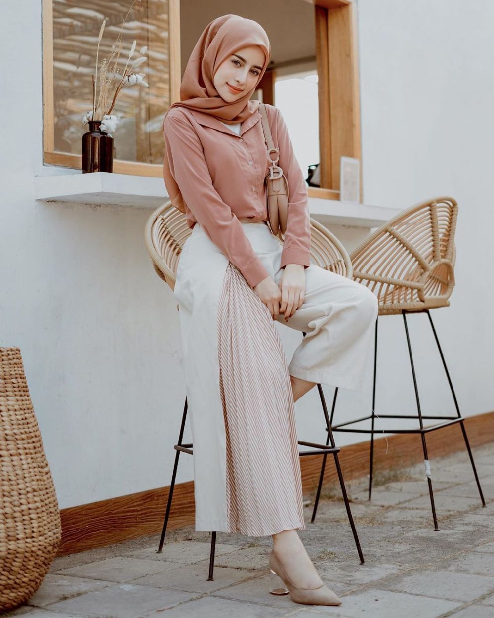 10 Inspirasi Busana Muslim Warna Pink Pastel ala Aghnia 