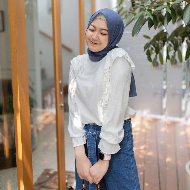 10 Ide Padu  Padan  OOTD Hijab  dengan Kemeja Putih  Simpel 