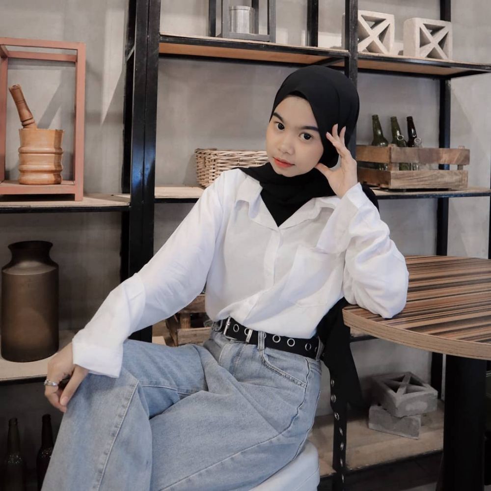 10 Ide Padu Padan OOTD  Hijab  dengan Kemeja  Putih  Simpel 