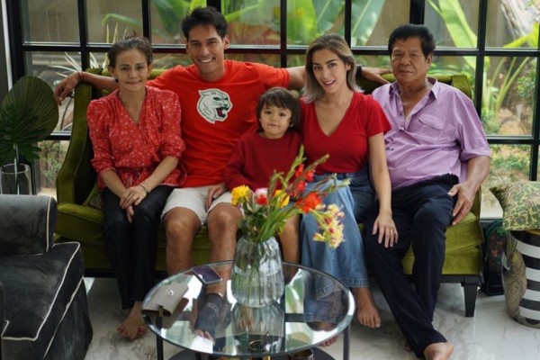 12 Potret Kekompakan Artis dan Calon Mertua, Akrab Kayak Anak Sendiri!
