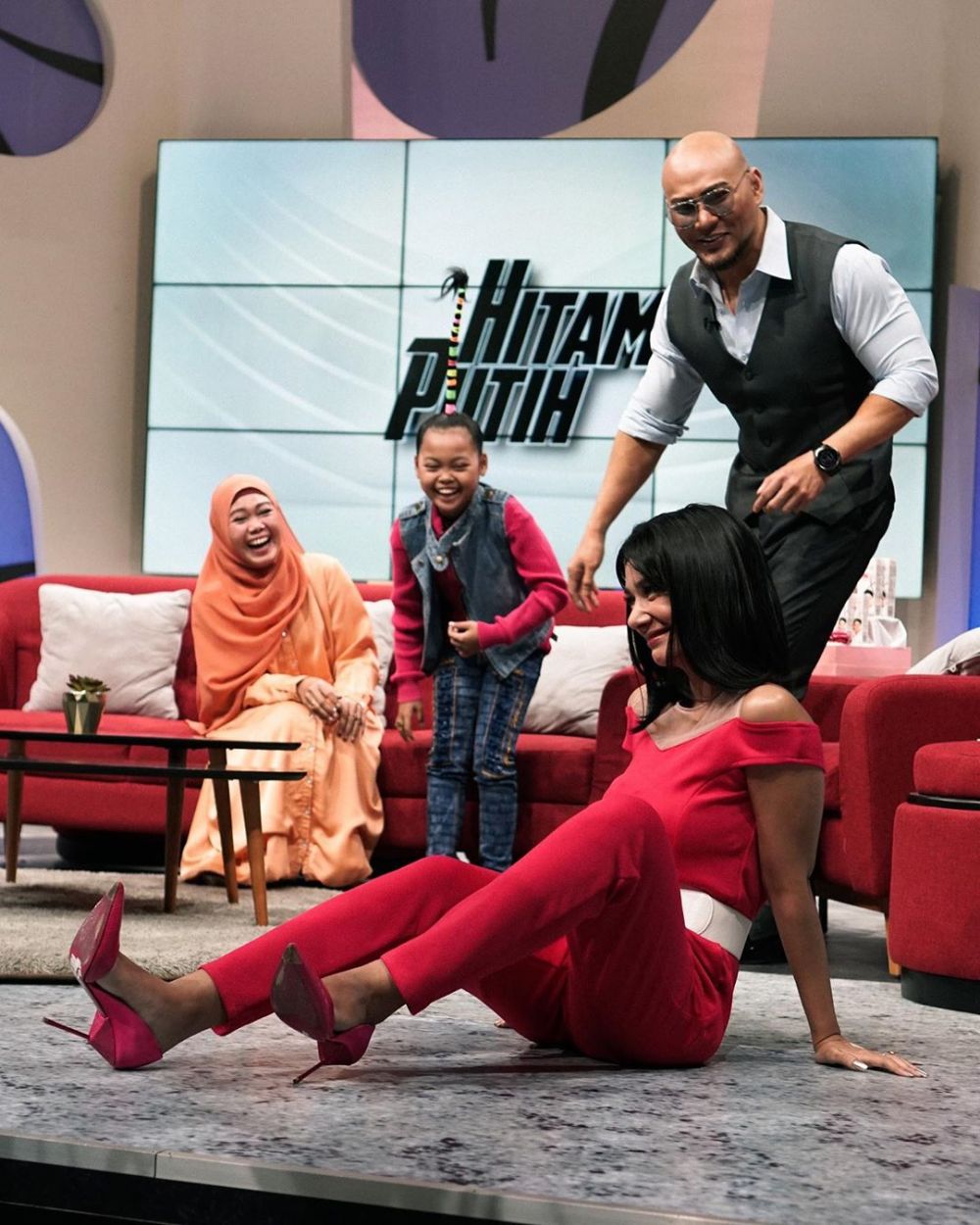 9 Potret Kompak Fanny Ghassani Dan Deddy Corbuzier Di Hitam Putih