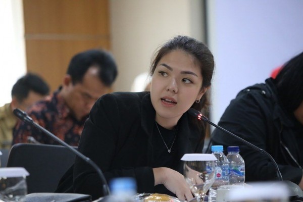 Berwibawa, 10 Potret Modis Tina Toon Sebagai Anggota Dewan