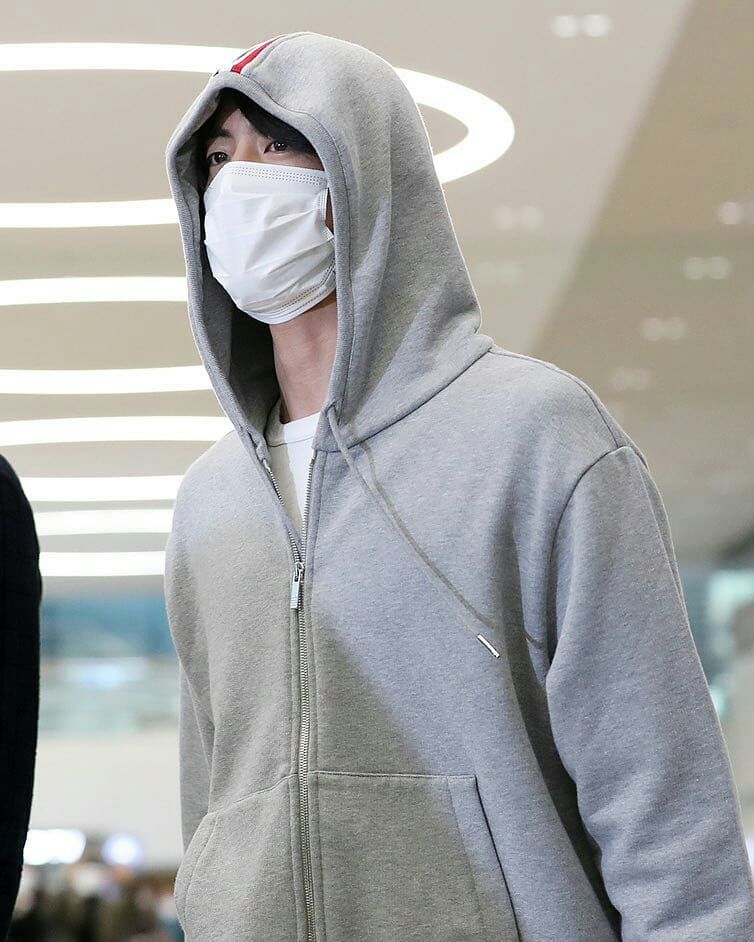 Punya Bahu yang Lebar, Inilah 10 Pesona Jin BTS dalam Balutan Hoodie