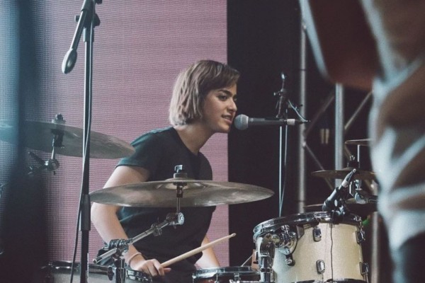 9 Potret Memukau Azizah Hanum, dari News Anchor hingga Drumer Band