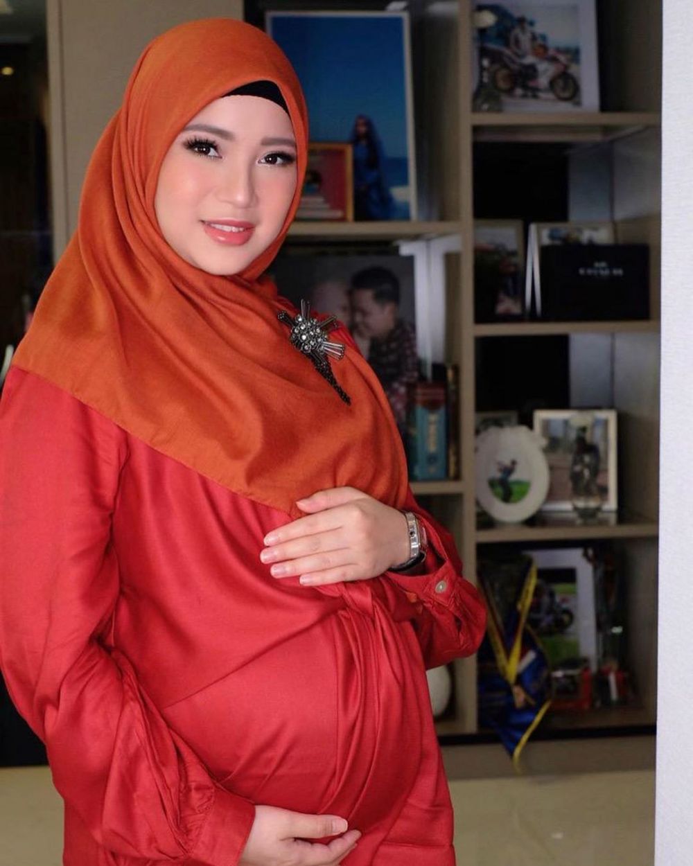 10 Inspirasi Gaya Busana Hijab untuk Ibu Hamil ala Chacha Frederica