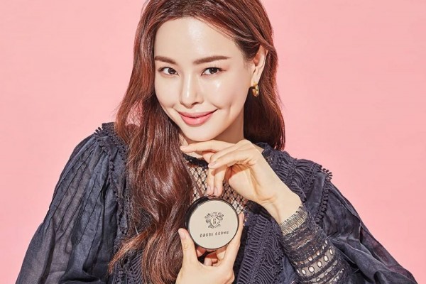 10 Potret Memesona Honey Lee dengan Lesung Pipit, Cubit-able Banget!
