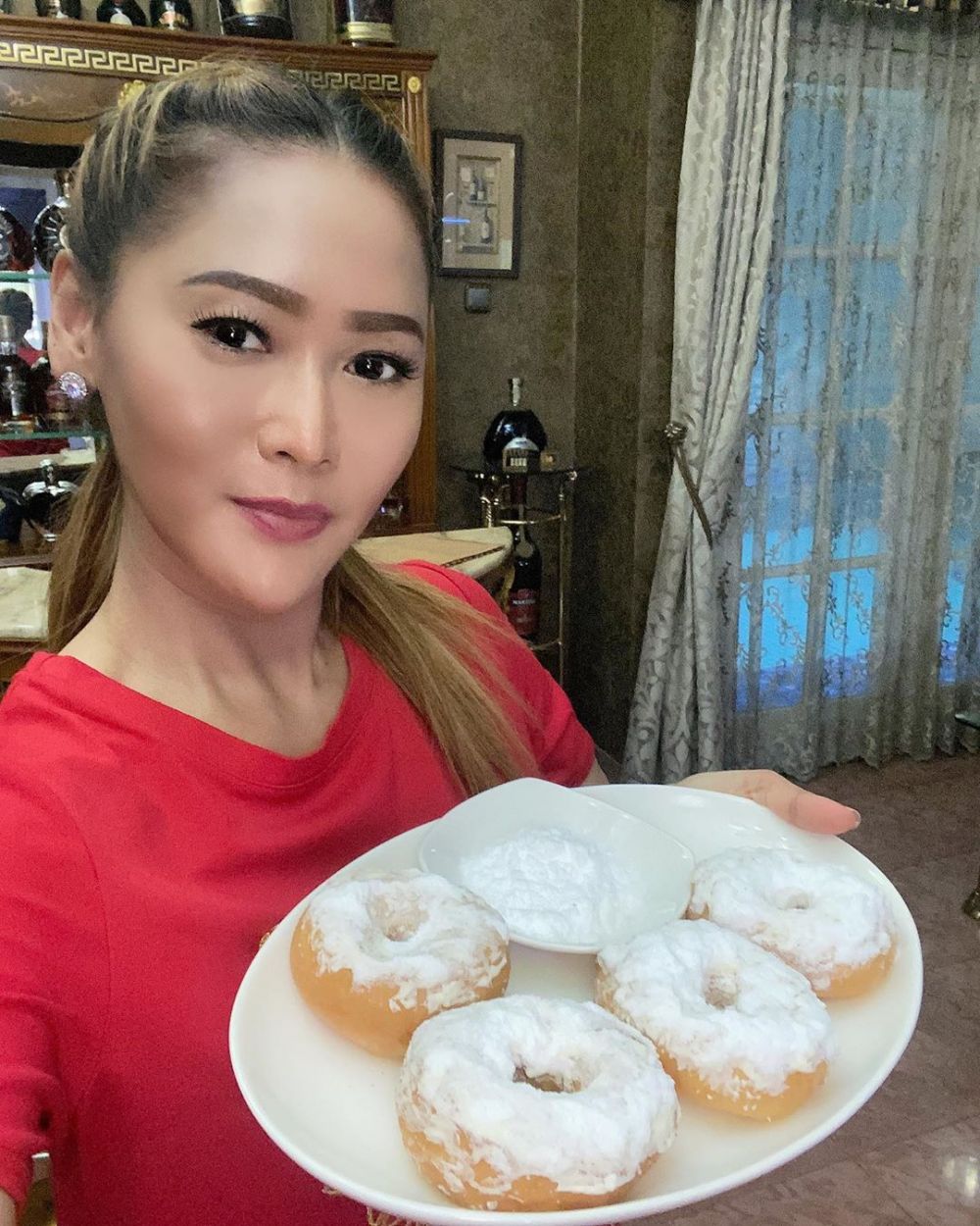 10 Potret Unjuk Kue 3 Artis Saat #DiRumahAja, Ngiler Bareng, yuk?