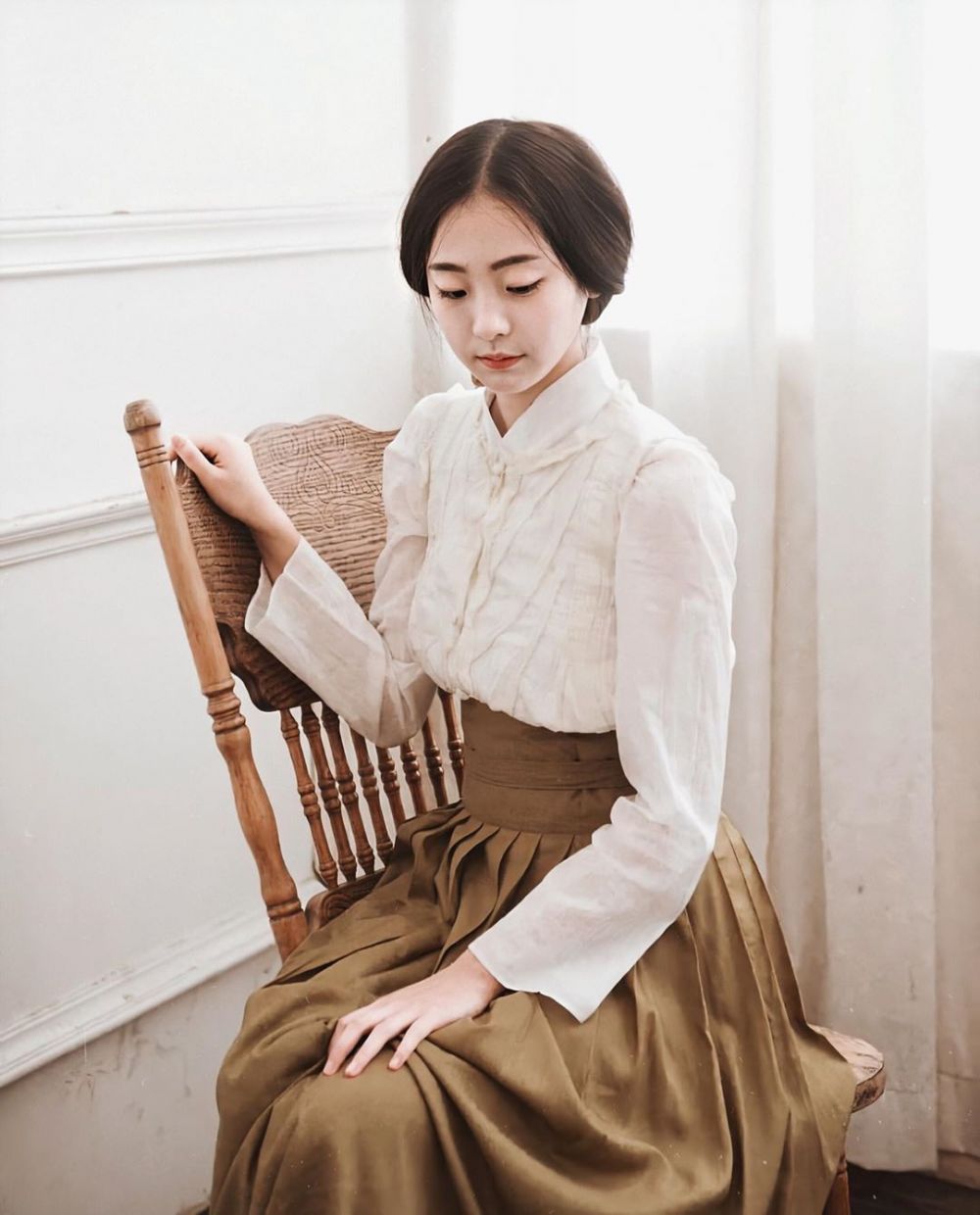 9 Inspirasi Outfit Kim Dami Dengan Bawahan Rok High Waist 5173