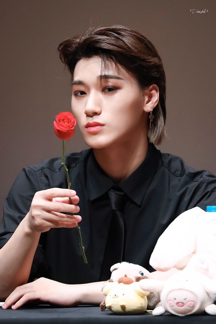 10 Potret Memesona San ATEEZ Berambut Mullet, Bak Pangeran Lho!