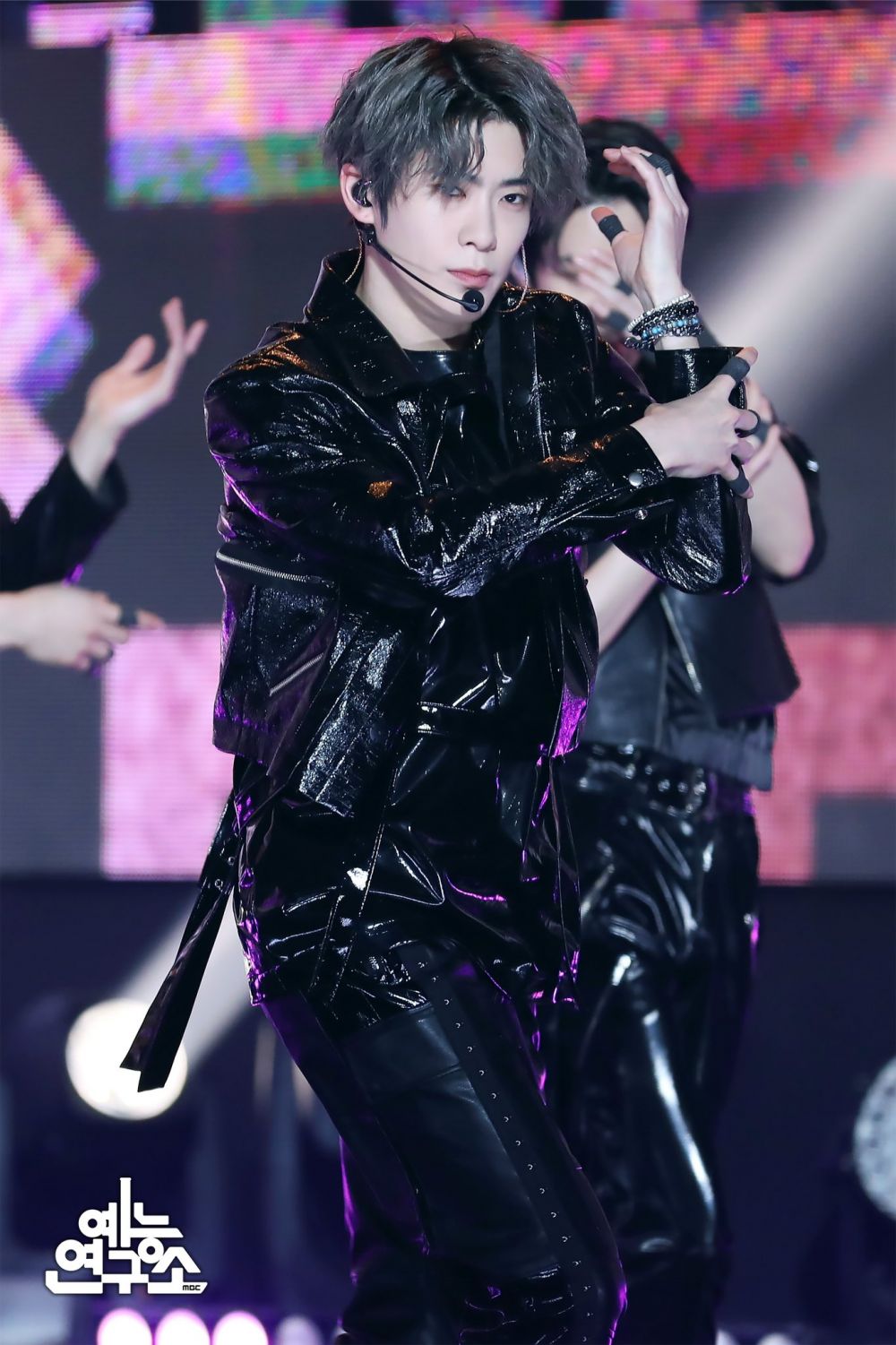 9 Potret Jaehyun NCT di Atas Panggung yang Karismatik Banget!