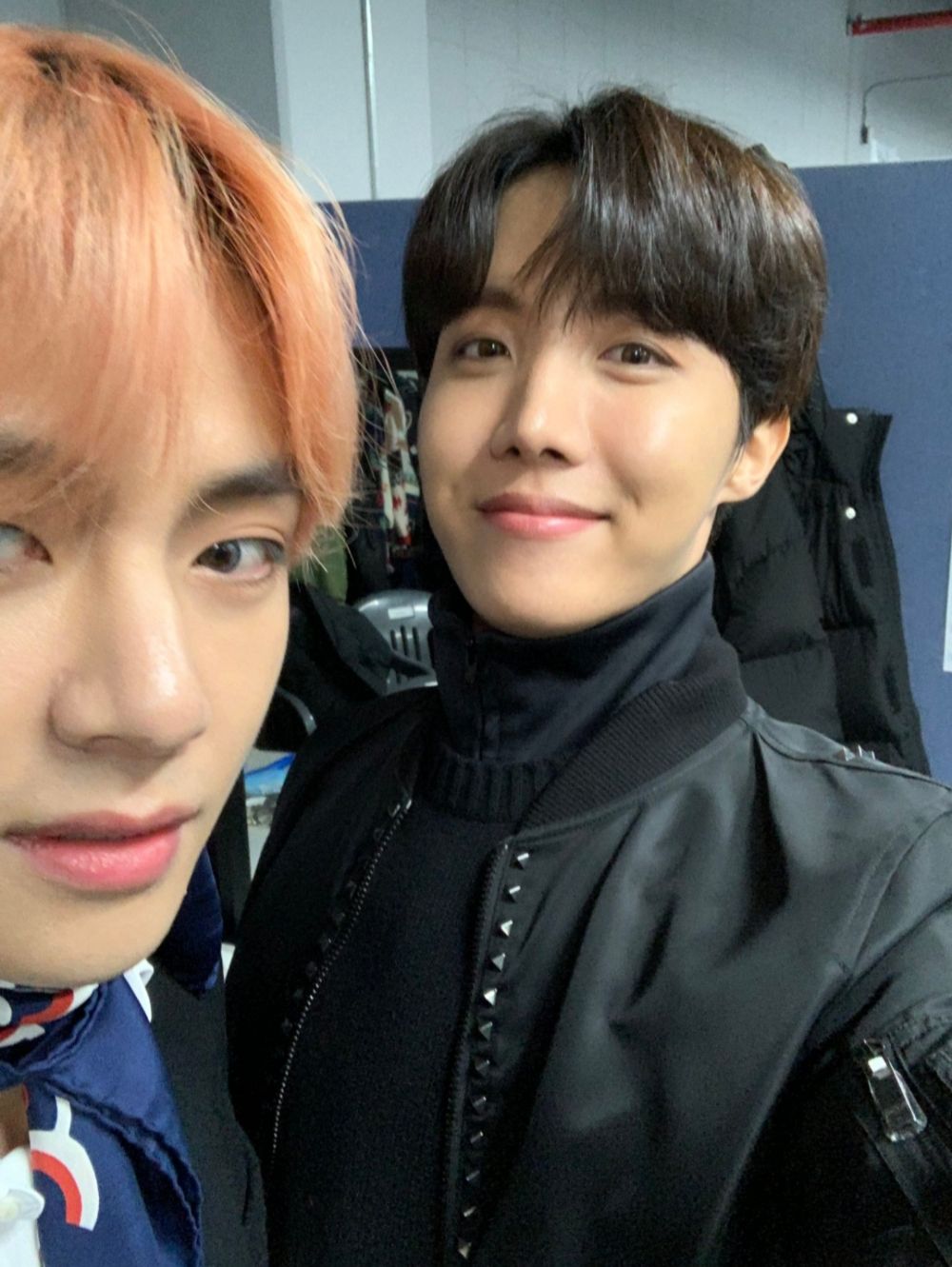 10 Potret Kedekatan V dan J-Hope BTS yang Brother Goals Banget! 