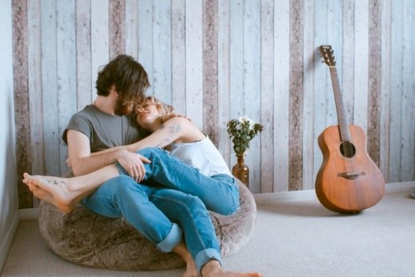 Suami Wajib Tahu, Ini 5 Manfaat Memeluk Istri Setiap Hari