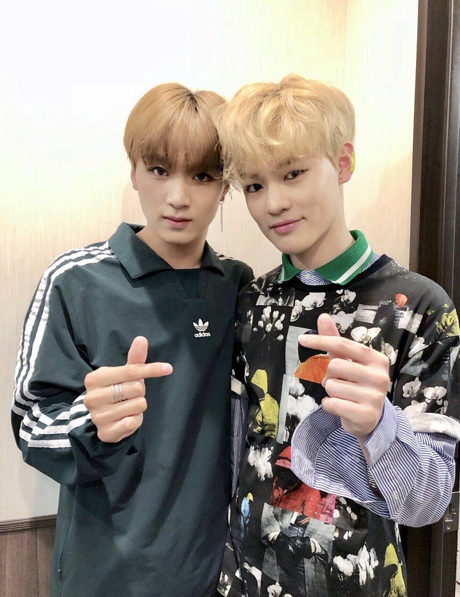 Jarang Terekspos, 10 Potret Manis Kedekatan Haechan dan Chenle NCT