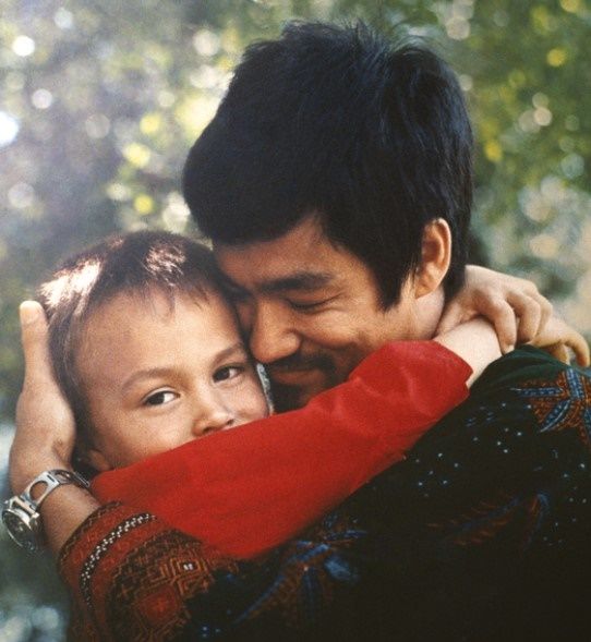 10 Foto Kenangan Mendiang Bruce Lee dan Anak Ayah Idaman