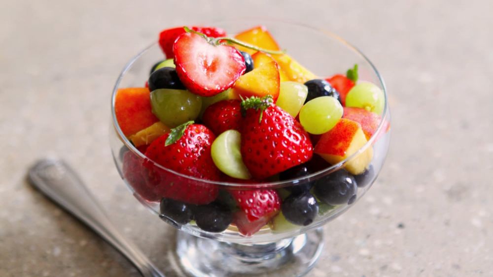 Mengonsumsi buah-buahan 