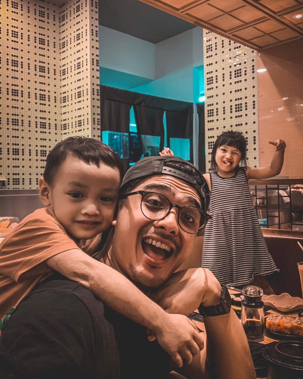 10 Momen Manis Ricky Harun Asuh 4 Anaknya, Ayah Idaman!