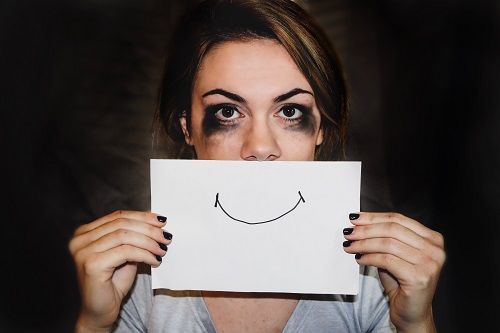 6 Fakta Unik Smiling Depression, Tersenyum untuk Menutupi Depresi