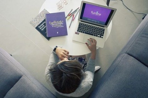 Butuh Pemasukan Tambahan? Coba Kirim Karya Kamu ke 5 Platform Ini