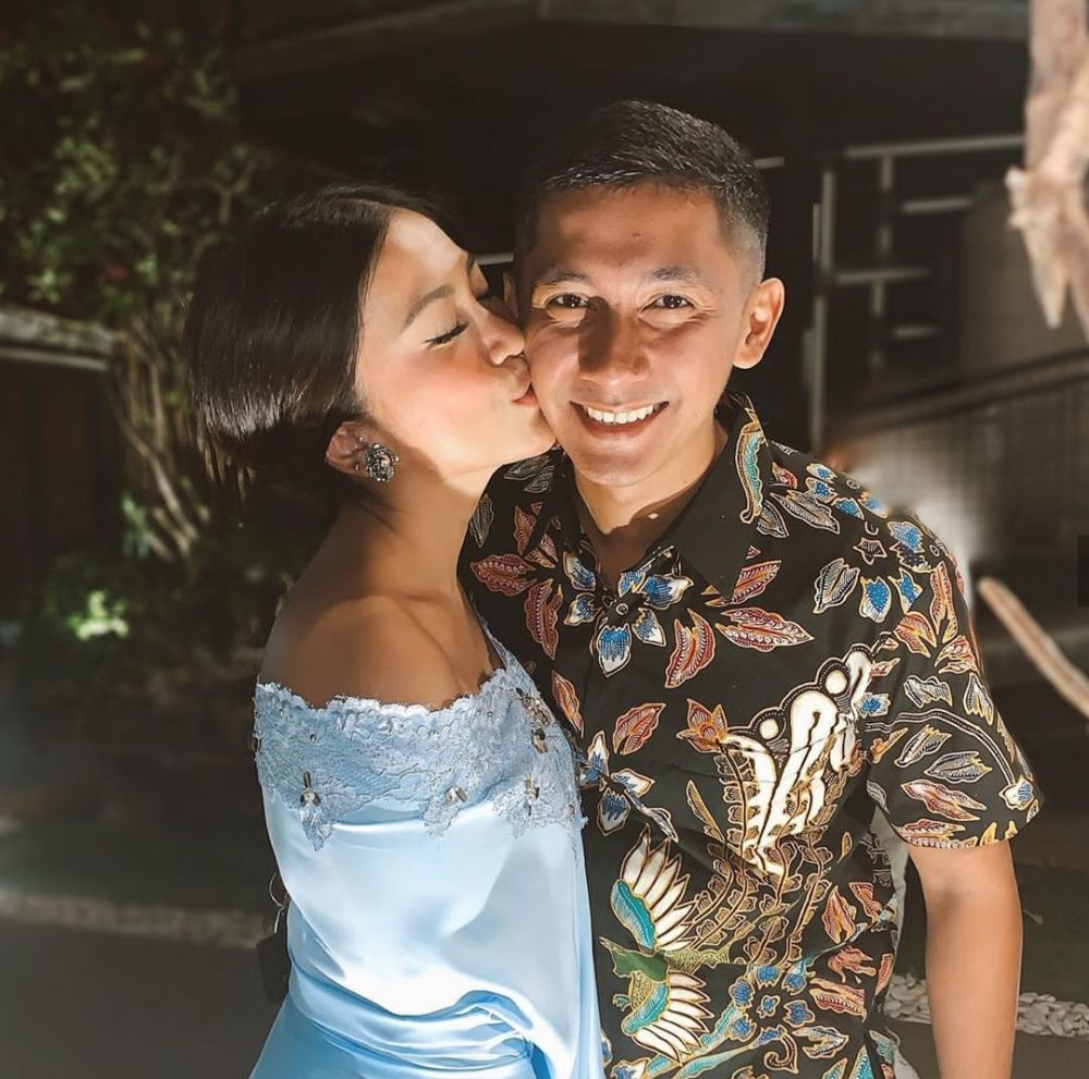 10 Kemesraan Kenang Mirdad dan Istri yang Masih Bak ...