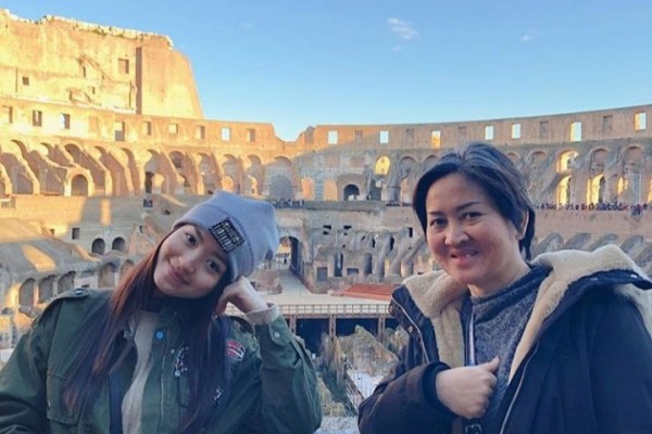 Kesayangan, 10 Momen Kedekatan Natasha Wilona dan Mama Tercinta!