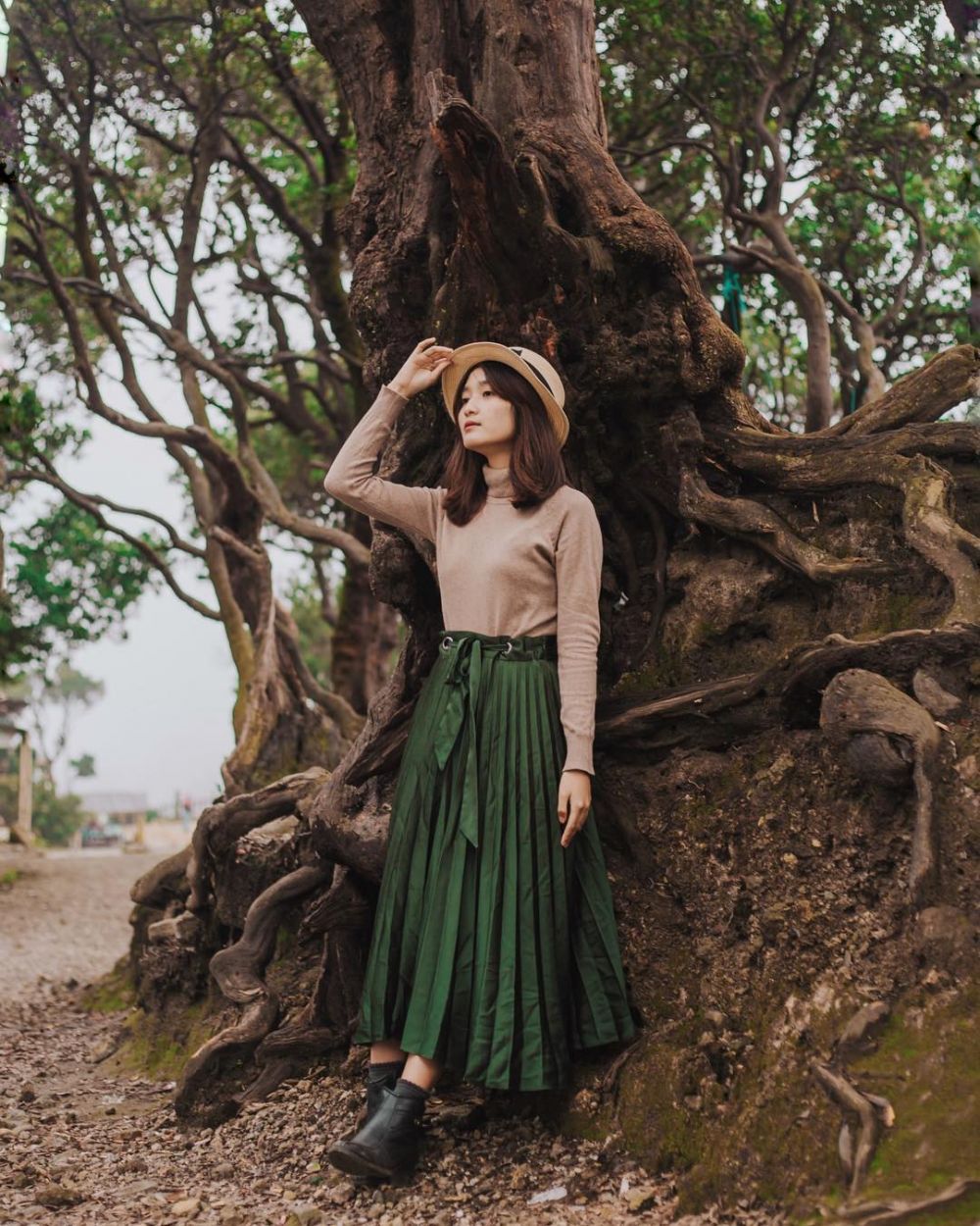 9 Inspirasi Outfit Selebgram Hanny Sophia dengan Bawahan Rok