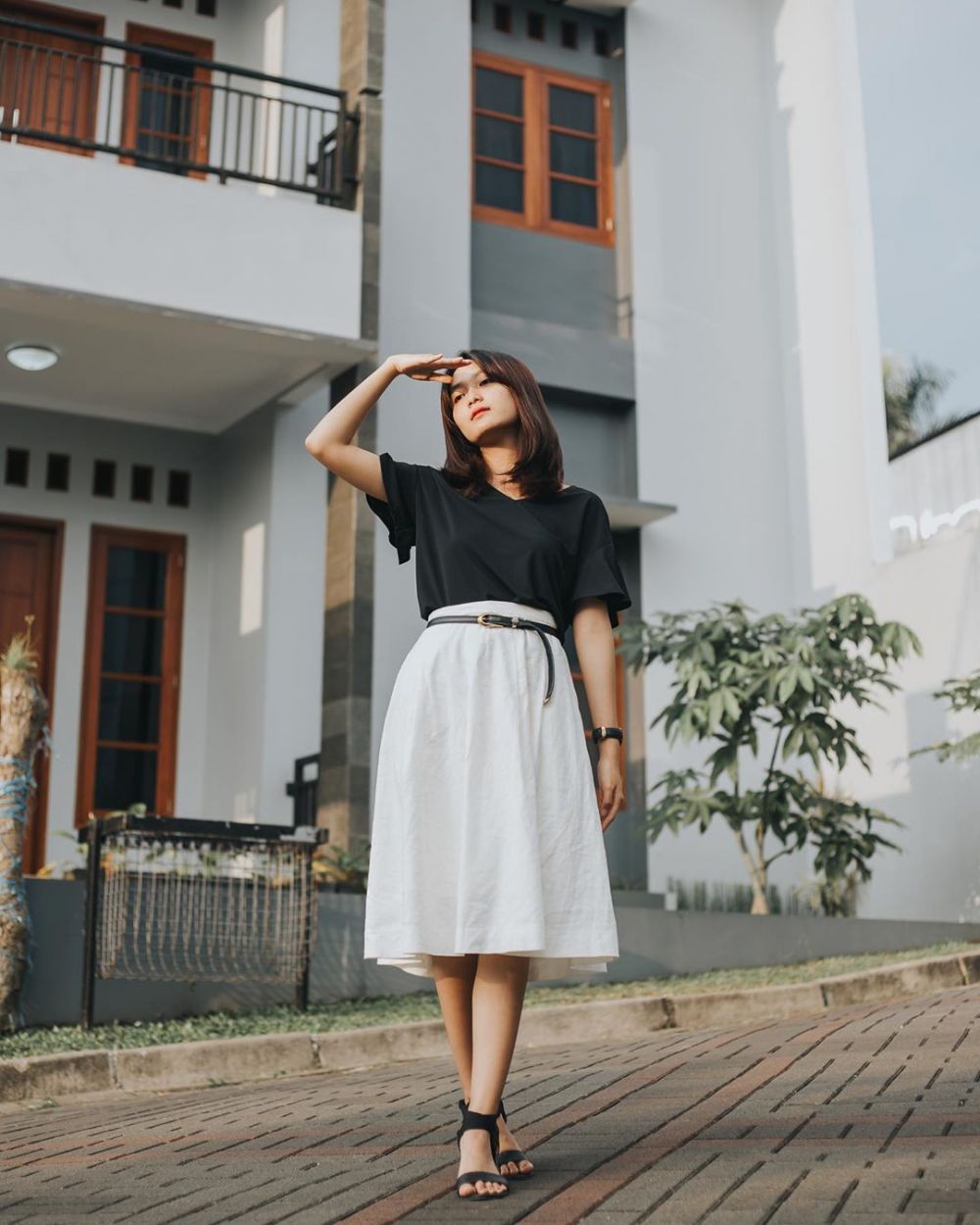 9 Inspirasi Outfit Selebgram Hanny Sophia dengan Bawahan Rok