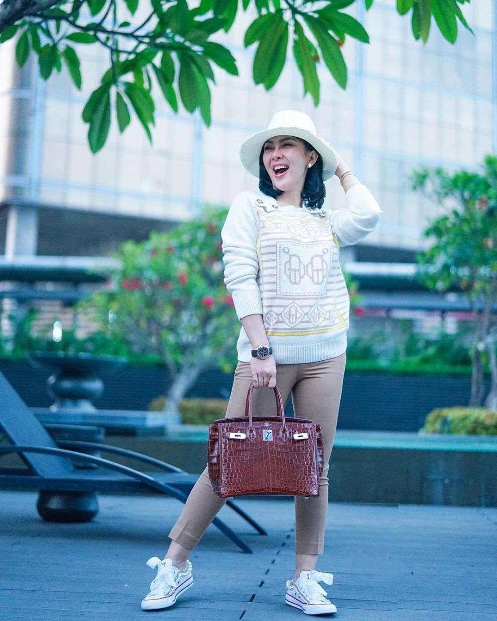 Potret Cetar Syahrini Bawa Tas Branded