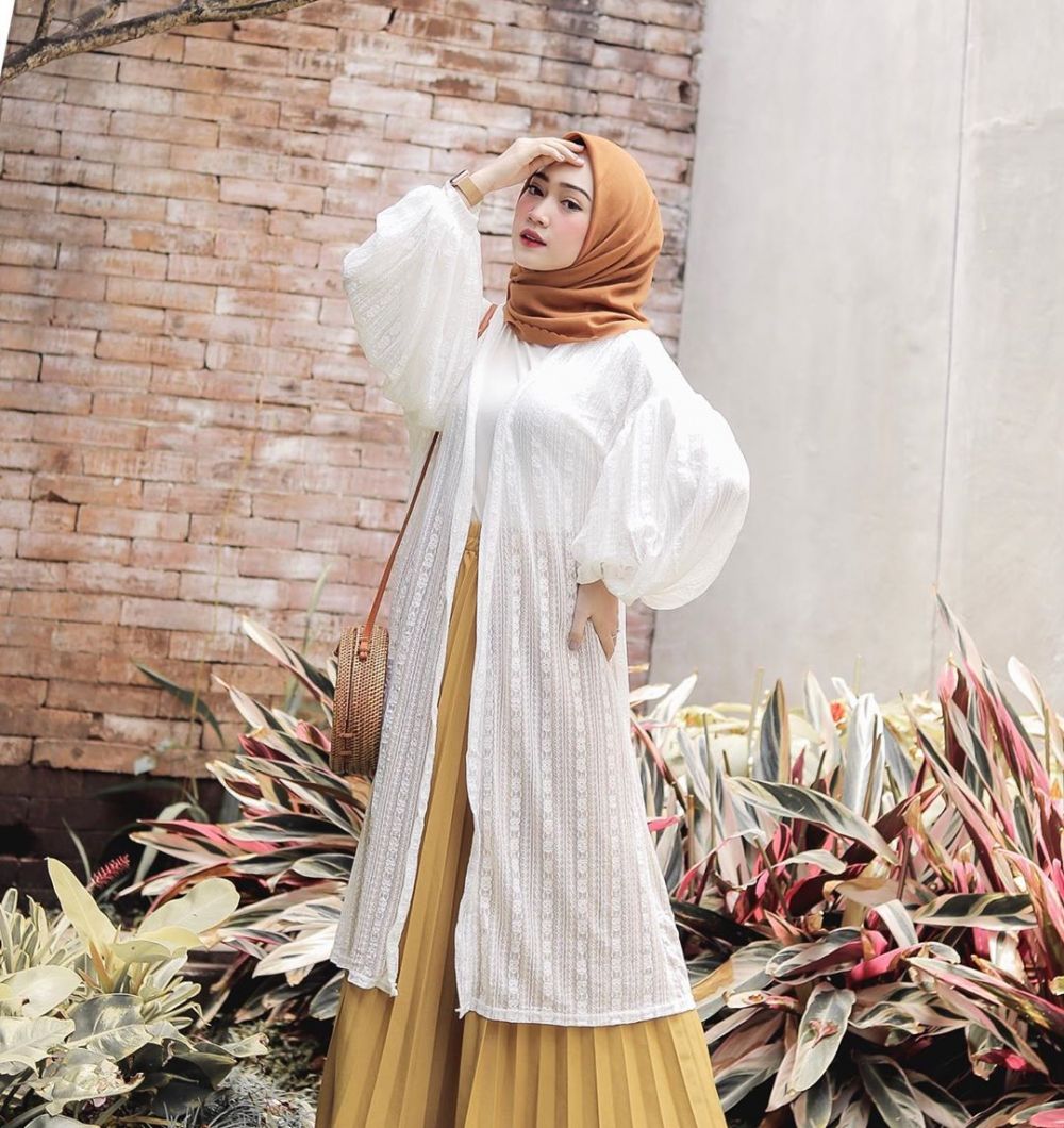 10 Ide Mix and Match Outfit Kuning  ala Selebgram Sinta Sri 