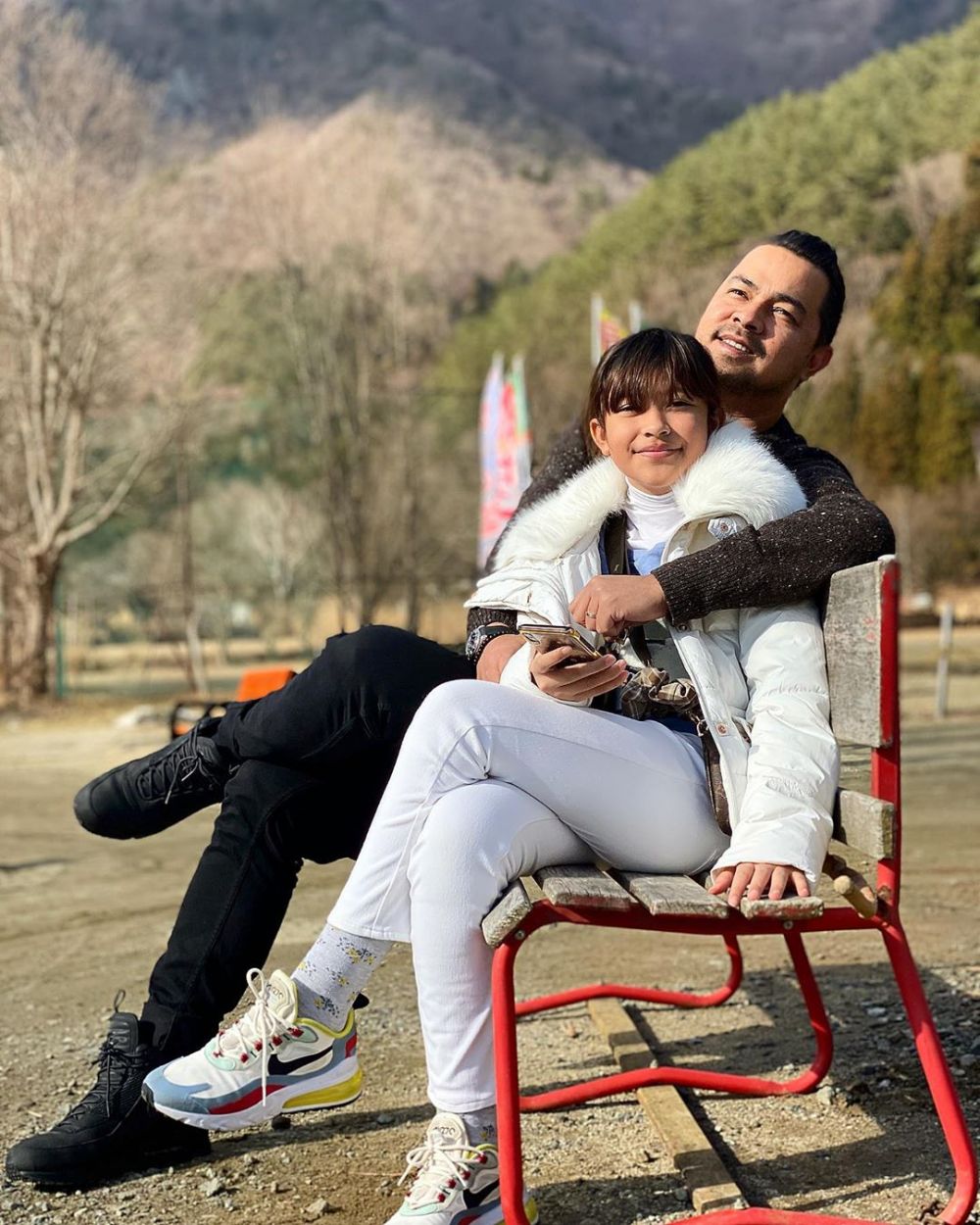 Penuh Kehangatan! 9 Artis Langganan Jadi Ayah Bersama Anak Kandung