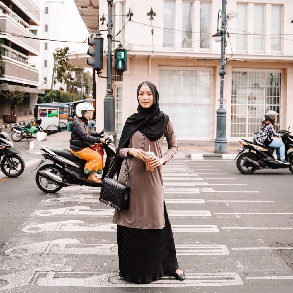 10 Inspirasi OOTD Hijab Pakai Tunik ala Erica Putri, Simpel & Manis!