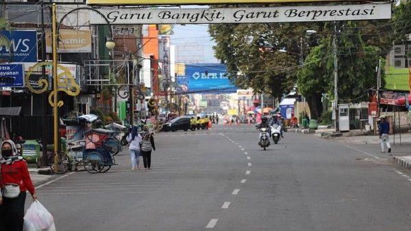 Gak Cuma di Bogor, Warga Garut Juga Sibuk Beli Baju Lebaran saat PSBB
