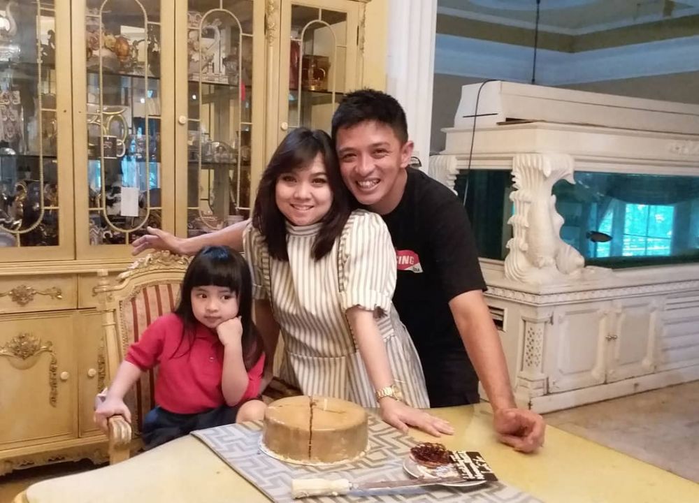 Selalu Romantis! 10 Potret Mantan Artis Cilik Bersama Pasangan Mereka