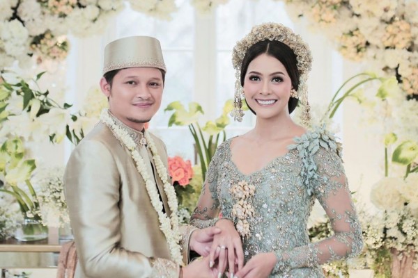 10 Pria Beruntung Banget Menikah dengan Top Model Indonesia