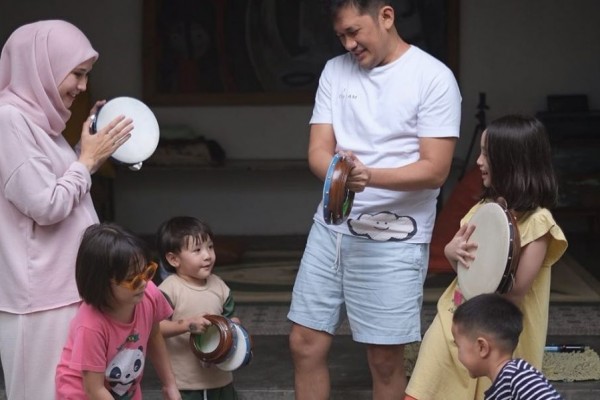 Panutan, 11 Potret Family Man ala Sutradara Hanung Bramantyo