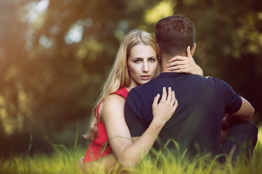 5 Cara Mudah Atasi Rasa Cemburu pada Pasangan, No Galau-galau Club!