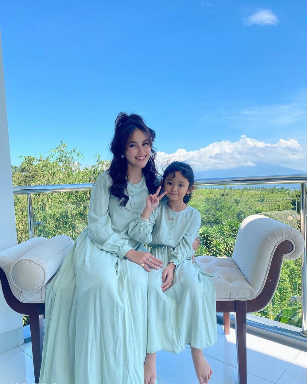 Usianya Baru 20 Tahunan, 10 Artis Ini Sudah Jadi Single Mom