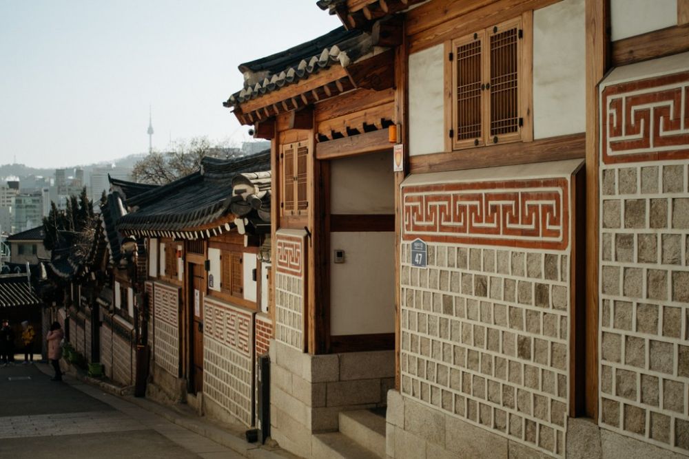 Hanok village. Корея деревня Букчон. Деревня Букчон Ханок. Южная Корея Ханок. Деревня Букчон-Ханок архитектурные контрасты.