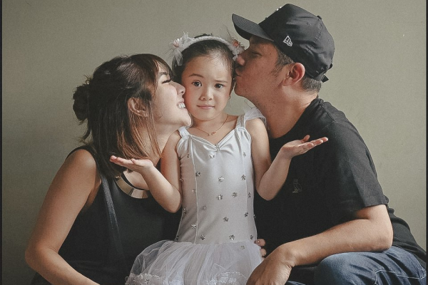 Sudah Cerai, 9 Pasangan Artis Ini Tetap Berhubungan Baik Demi Anak