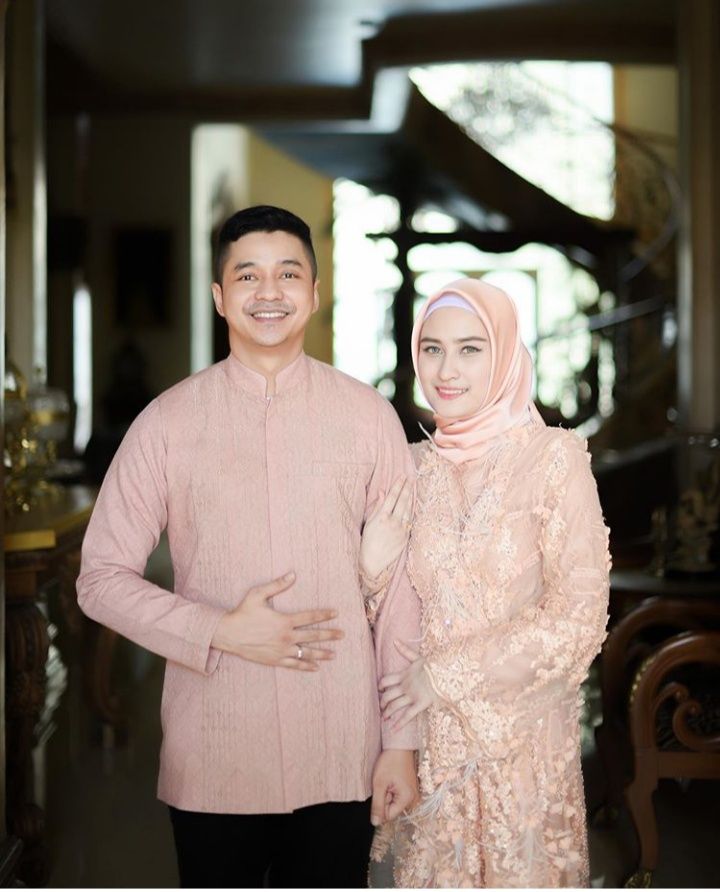 9 Potret Adly Fairuz Rayakan Lebaran Pertama Bersama Keluarga Istri