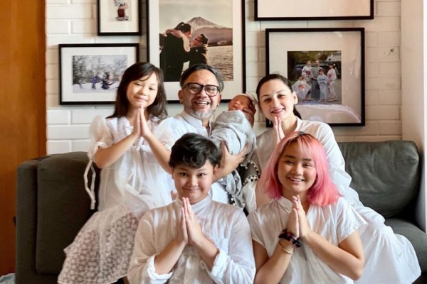 5 Tips Parenting ala Mona Ratuliu, Terapkan Pola Asuh yang Konsisten!