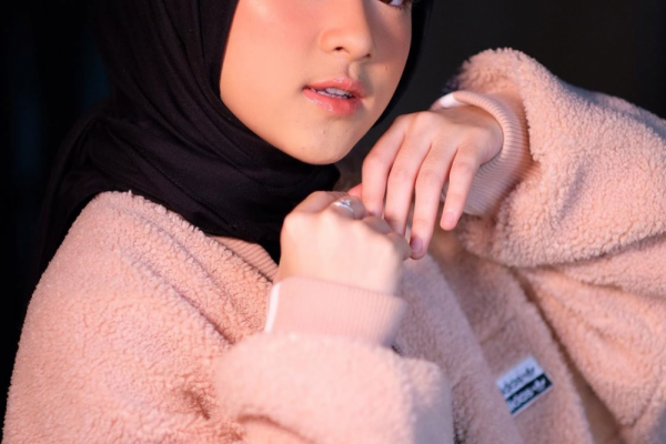 Seumuran, 10 Adu Pesona Nissa Sabyan Vs Lesty Kejora, Adem Banget!