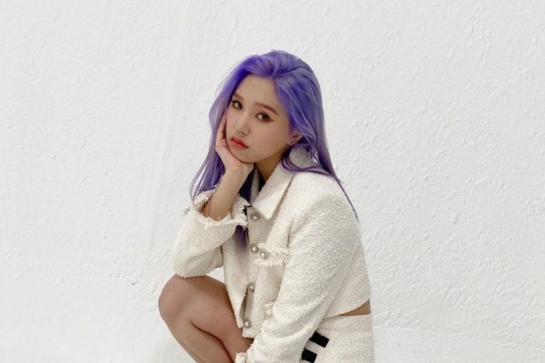 10 Potret Mimi Oh My Girl dengan Rambut Warna Ungu, Makin Stunning!