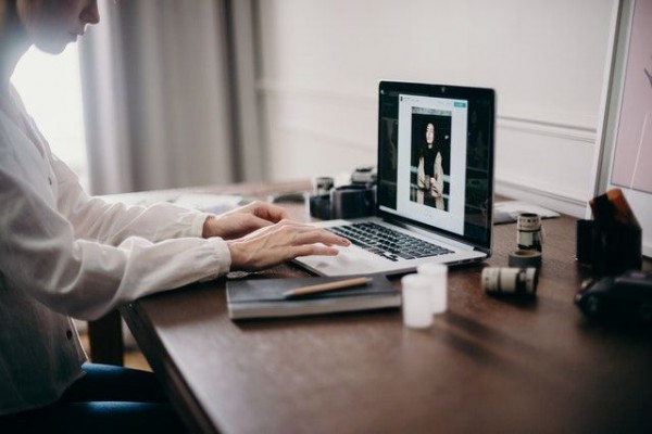 Gak Mau Kerjaan Tertunda? Hindari 5 Kesalahan Saat Work From Home Ini